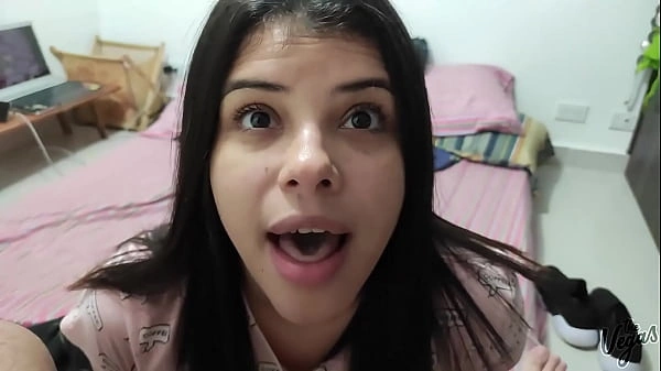 Thothd videos de Mujer de sexo oral le come la polla a su cuñado mientras este habla con su mujer