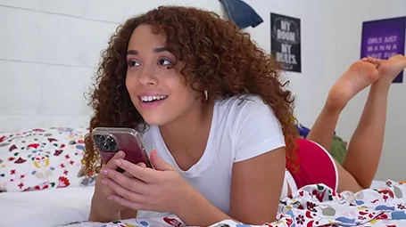 Thothd videos de Escenas pornográficas comiéndose a la madrastra caliente y colirrosa